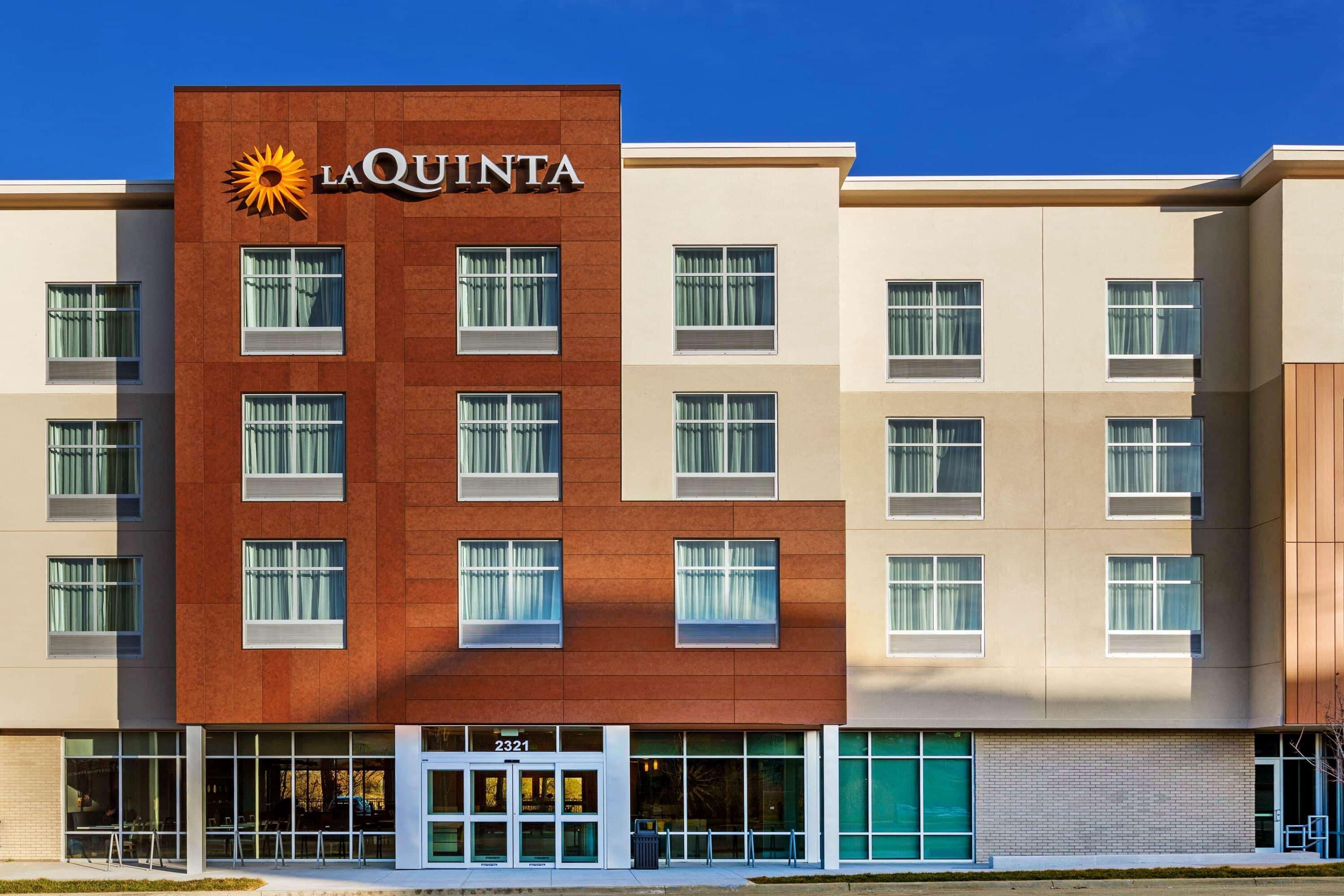 La Quinta Inn & Suites By Wyndham Kansas City Beacon Hill Exterior photo