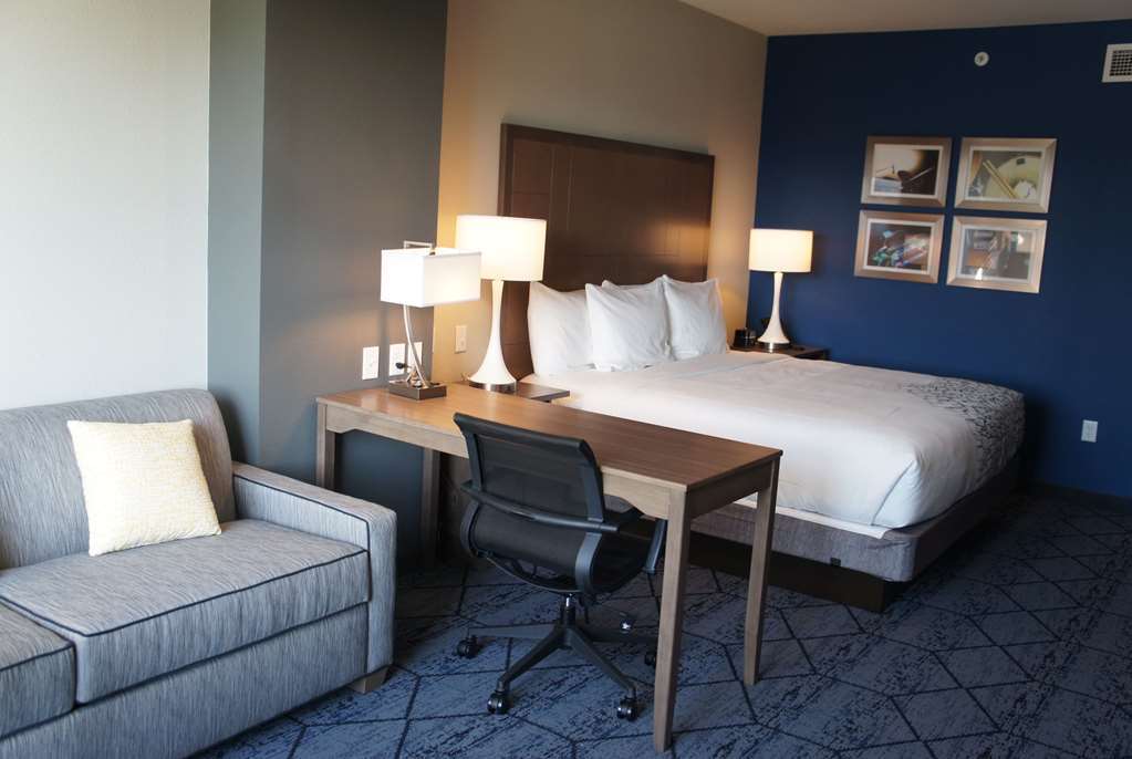 La Quinta Inn & Suites By Wyndham Kansas City Beacon Hill Room photo