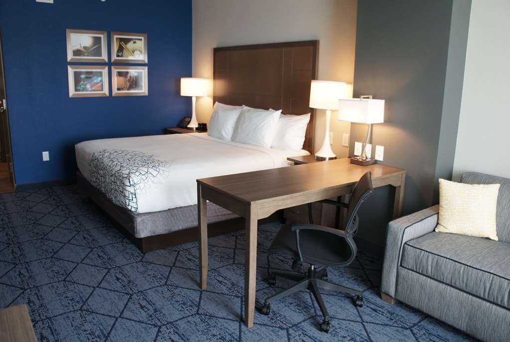 La Quinta Inn & Suites By Wyndham Kansas City Beacon Hill Room photo