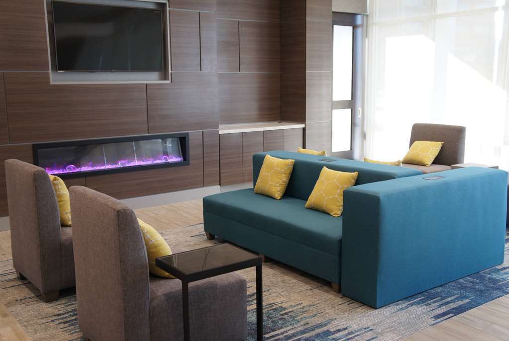 La Quinta Inn & Suites By Wyndham Kansas City Beacon Hill Interior photo