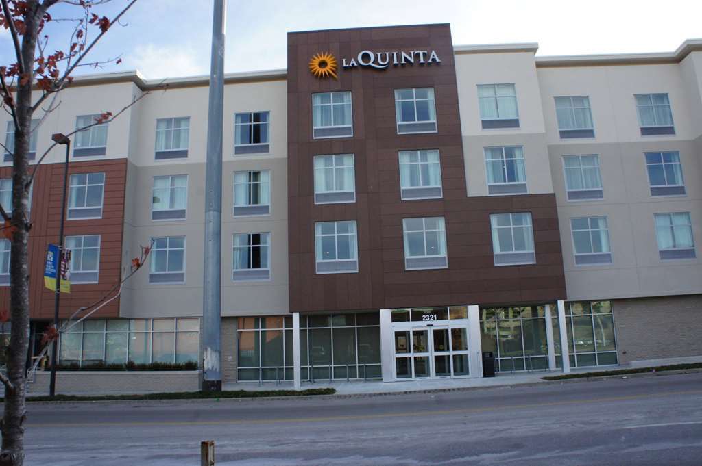 La Quinta Inn & Suites By Wyndham Kansas City Beacon Hill Exterior photo